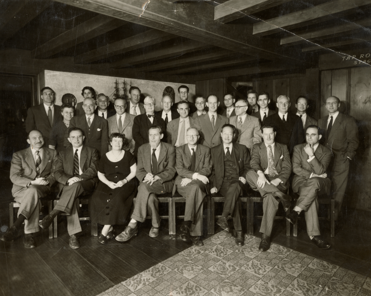 Datei:Gruppenfoto Macy-Konferenz.png